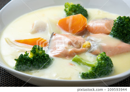 鮭魚奶油燉菜的特寫。 109593944