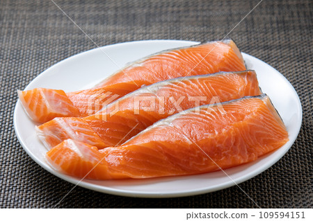 三片銀鮭魚片。 109594151