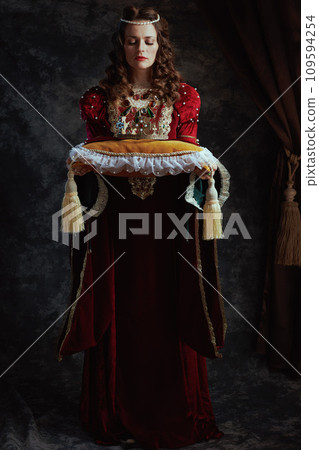 Full length portrait of medieval queen in red dress 109594254