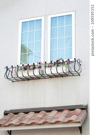 Flower box and tiled roof of a southern European style house Flower box and tiled roof of a southern European style house 109595352