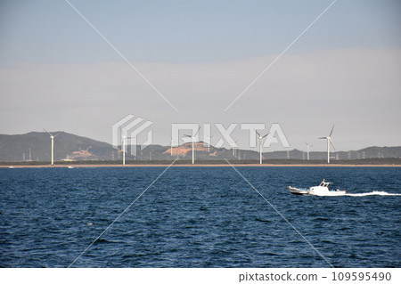 從船上看到的風力渦輪機和經過的船隻。 109595490