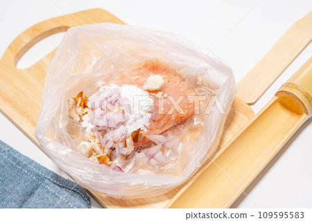 用塑膠袋自製雞肉丸 用塑膠袋自製雞肉丸 109595583