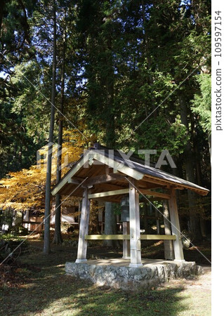 岡山縣勝田郡那吉町淨土宗“博大寺”(以被選為日本百佳樹種的大型銀杏而聞名) 岡山縣勝田郡那吉町淨土宗“博大寺”(以被選為日本百佳樹種的大型銀杏而聞名) 109597154