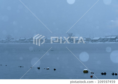 Photographing the snowy old village of Kaizuhama, Makino Town, Takashima City, Shiga Prefecture, in Hubei. 109597459