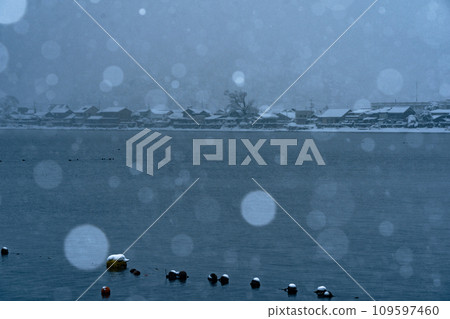 Photographing the snowy old village of Kaizuhama, Makino Town, Takashima City, Shiga Prefecture, in Hubei. Photographing the snowy old village of Kaizuhama, Makino Town, Takashima City, Shiga Prefecture, in Hubei. 109597460