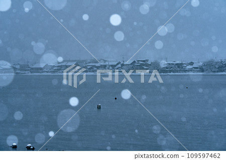 拍攝湖北滋賀縣高島市牧野町貝津浜白雪皚皚的古老村莊。 拍攝湖北滋賀縣高島市牧野町貝津浜白雪皚皚的古老村莊。 109597462