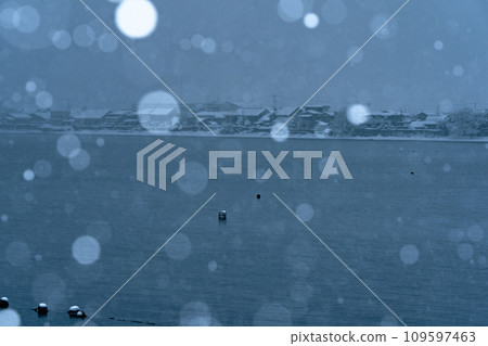 Photographing the snowy old village of Kaizuhama, Makino Town, Takashima City, Shiga Prefecture, in Hubei. 109597463