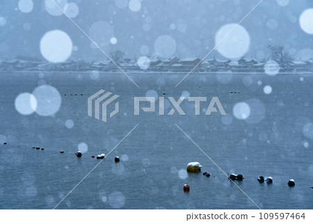 Photographing the snowy old village of Kaizuhama, Makino Town, Takashima City, Shiga Prefecture, in Hubei. 109597464