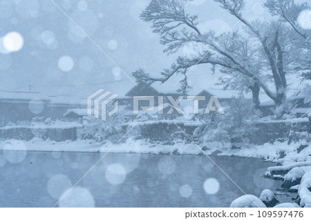 Photographing the snowy old village of Kaizuhama, Makino Town, Takashima City, Shiga Prefecture, in Hubei. 109597476