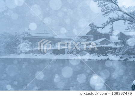 Photographing the snowy old village of Kaizuhama, Makino Town, Takashima City, Shiga Prefecture, in Hubei. 109597479