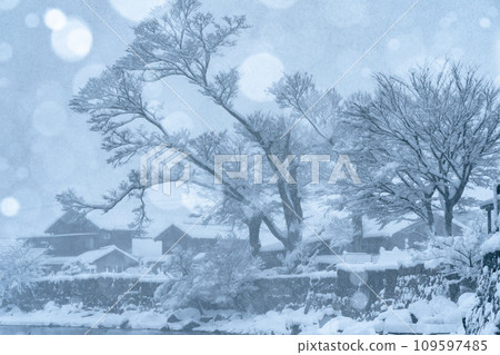 Photographing the snowy old village of Kaizuhama, Makino Town, Takashima City, Shiga Prefecture, in Hubei. Photographing the snowy old village of Kaizuhama, Makino Town, Takashima City, Shiga Prefecture, in Hubei. 109597485