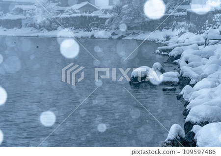 Photographing the snowy old village of Kaizuhama, Makino Town, Takashima City, Shiga Prefecture, in Hubei. Photographing the snowy old village of Kaizuhama, Makino Town, Takashima City, Shiga Prefecture, in Hubei. 109597486