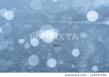 拍攝湖北滋賀縣高島市牧野町貝津浜白雪皚皚的古老村莊。 109597490