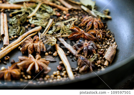 spices in a pan spices in a pan 109597501