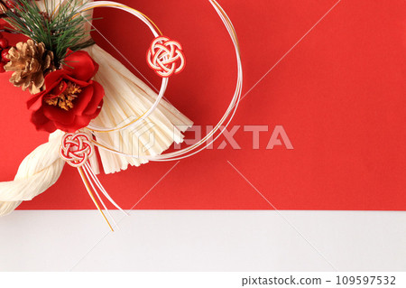 幸運符水引與注連裝飾_紅白背景 109597532