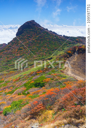Climbing Mt. Nasu in autumn leaves - Japan's 100 Famous Mountains Climbing Mt. Nasu in autumn leaves - Japan's 100 Famous Mountains 109597751
