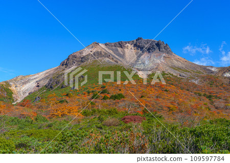 Climbing Mt. Nasu in autumn leaves - Japan's 100 Famous Mountains 109597784