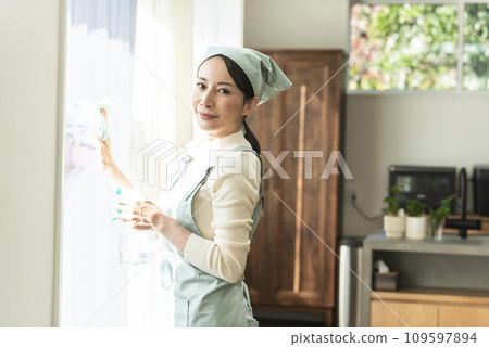 A woman in an apron 109597894