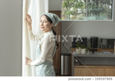 A woman in an apron 109597909