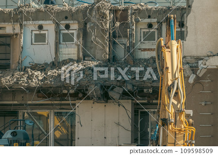 Demolition work of apartment complex using heavy machinery Demolition work of apartment complex using heavy machinery 109598509
