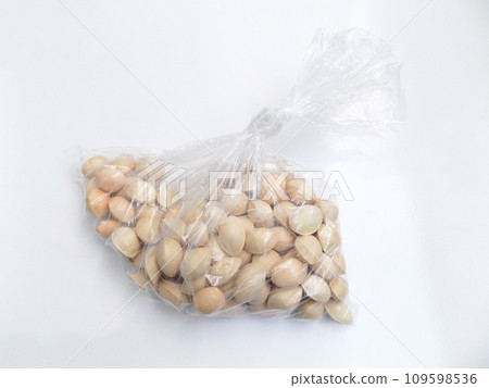 Plastic bag containing ginkgo nuts 109598536