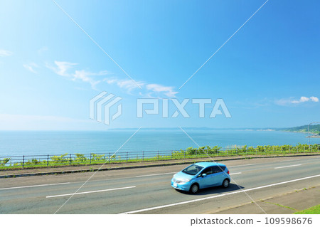 北海道：行駛在藍天和海邊公路上的汽車 109598676