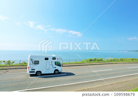 北海道 露營車沿著藍天大海的道路行駛 北海道 露營車沿著藍天大海的道路行駛 109598679