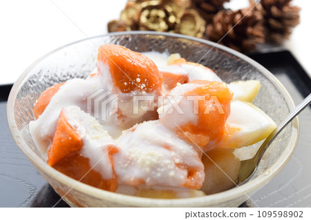 Persimmon and pear with yogurt cheese 109598902