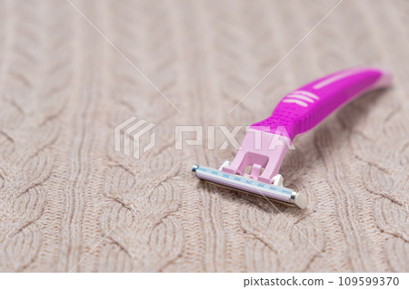 Razor on sweater. Removing pills from clothing Razor on sweater. Removing pills from clothing 109599370