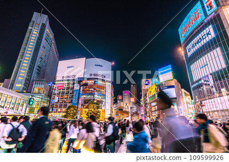 日本東京城市景觀 十二月的喧囂…熙熙攘攘的澀谷。光明與黑暗的交會…智慧的時代，新的一年的希望之光…=9天 109599926