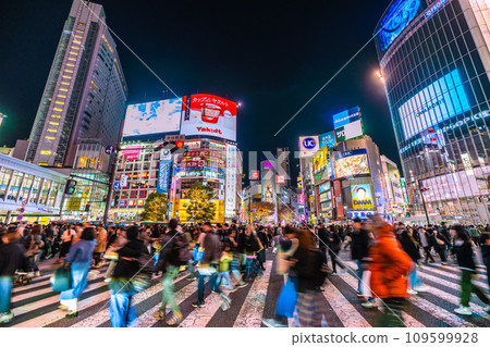 日本東京城市景觀 十二月的喧囂…熙熙攘攘的澀谷。光明與黑暗的交會…智慧的時代，新的一年的希望之光…=9天 109599928