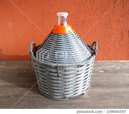 存放葡萄酒的大玻璃瓶 葡萄酒儲存瓶 109600397