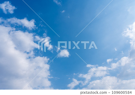 流動在藍天的白色雲彩 109600584