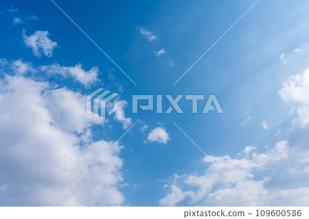 流動在藍天的白色雲彩 109600586