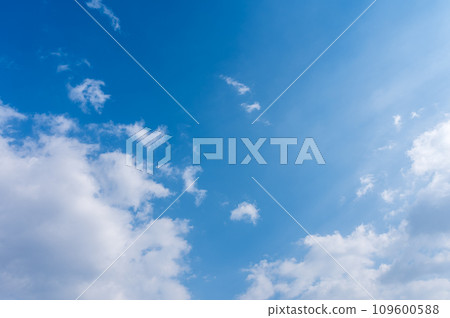 流動在藍天的白色雲彩 流動在藍天的白色雲彩 109600588