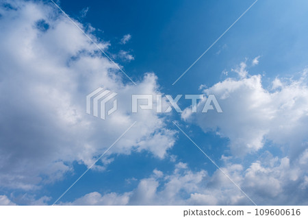 White clouds flowing in the blue sky 109600616
