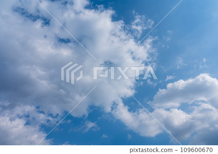 White clouds flowing in the blue sky White clouds flowing in the blue sky 109600670