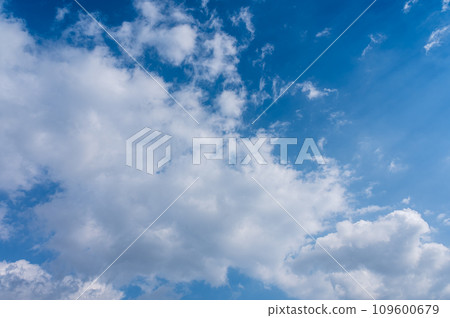 White clouds flowing in the blue sky 109600679
