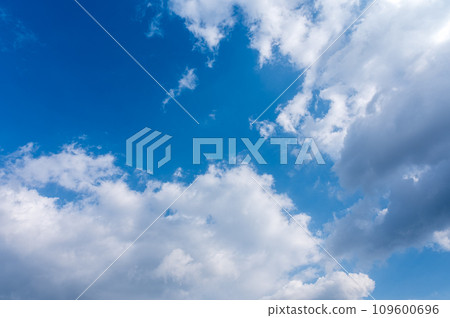 White clouds flowing in the blue sky 109600696