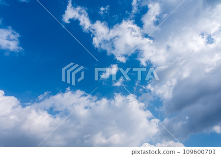 White clouds flowing in the blue sky White clouds flowing in the blue sky 109600701