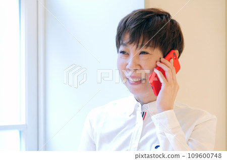 一個可愛的微笑女人使用智慧型手機的照片構成模型微笑美容圖像 109600748