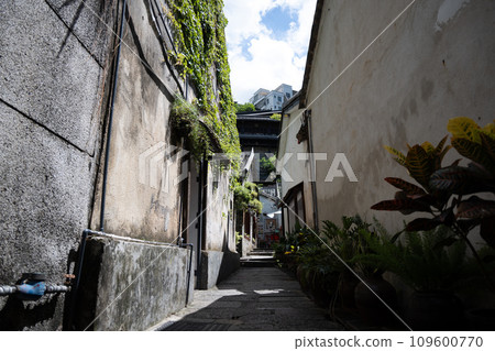 Alley of Chinese tourist spot 109600770