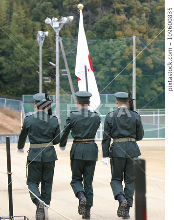陸上自衛隊旗手及旗衛隊行進 109600835