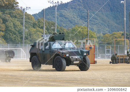 參加訓練展示的陸上自衛隊輕型裝甲車 109600842