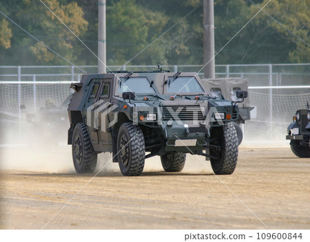 參加訓練展示的陸上自衛隊輕型裝甲車 109600844