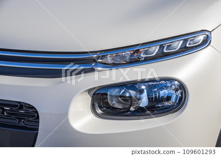 Headlight of the old car 109601293