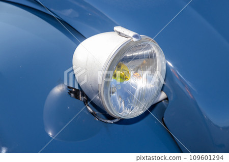 Headlight of the old car 109601294