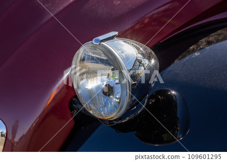 Headlight of the old car 109601295