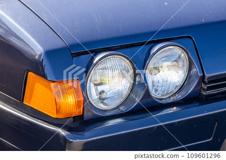 Headlight of the old car 109601296