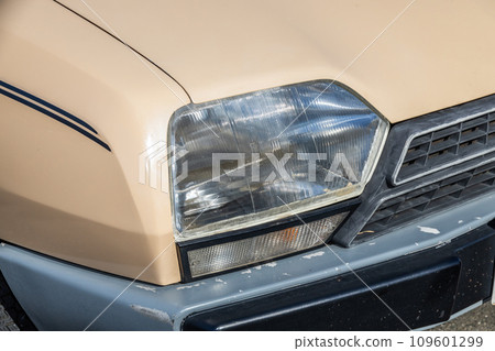 Headlight of the old car 109601299